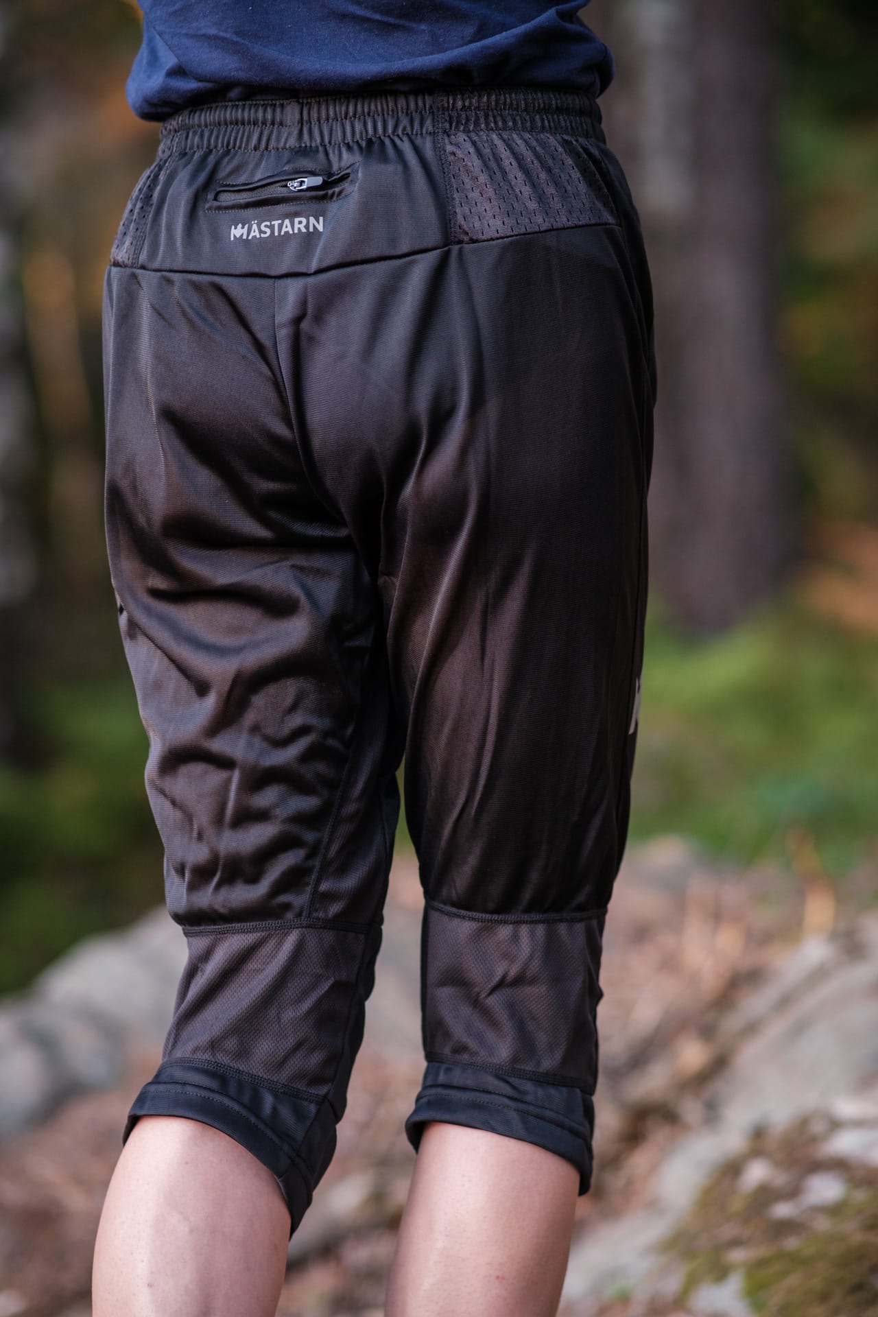 Mästarn Short O-pants buren i skogsterräng under löpning