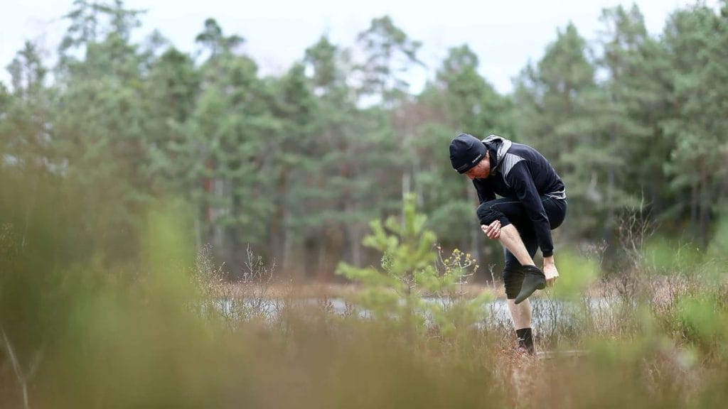 Löpare i aktion i våtmark