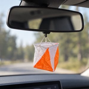 Orienteringsskärm 6x6cm hängandes i en backspegel